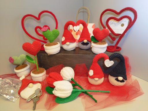 Décor coloré avec des gnomes, cœurs, fleurs et accessoires romantiques.